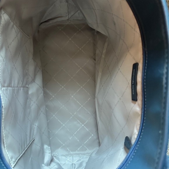 Blue Michael Kors Tote with sand and surfboards Excellent Condition - Picture 3 of 3